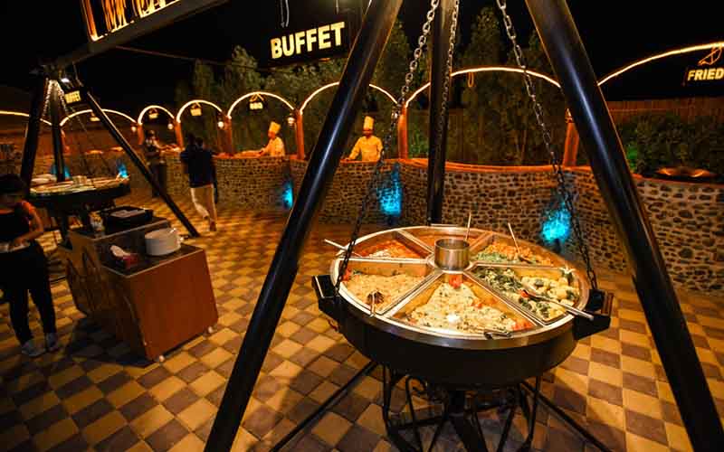 Eat like a king at the unlimited barbecue dinner buffet