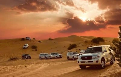 Jeeps arriving in Duabi Desert